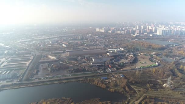 Vista aérea de la ciudad y su parte industrial — Vídeo de stock