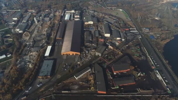 Planta de reciclaje de metales, depósito de chatarra, en vista de los drones — Vídeo de stock