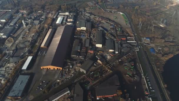 Metaal recycling plant, schroothoop, met het oog op de drone — Stockvideo