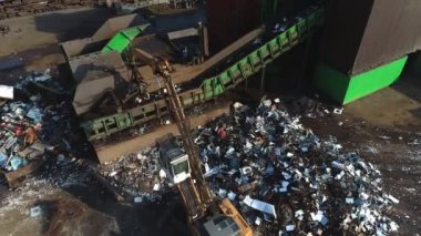 Vinç metalin konveyör üzerine kaldırır