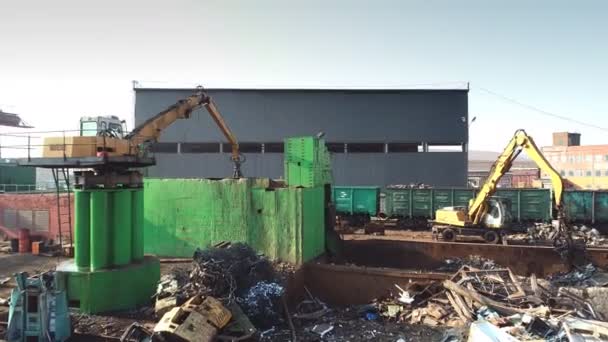 Свалка раствора металлических отходов во дворе завода с большой печью и технологической установкой на заднем плане — стоковое видео