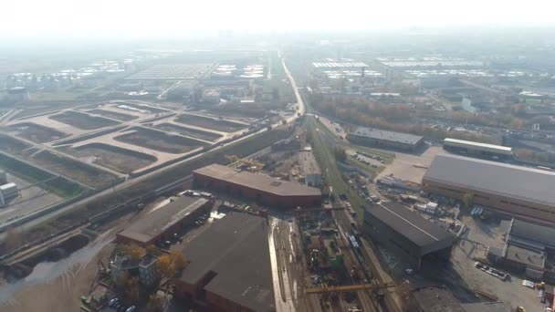 Luftaufnahme des metallverarbeitenden Betriebs und der modernen Stadt — Stockvideo