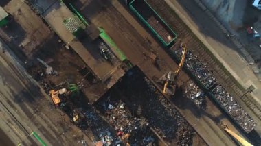 havadan çekim, vinç tarafından taşınan vagonlar metal geri dönüştürülmüş. Hurda metal ile dolu tren vagon üzerinde görünümünün üst robot. Metal geri dönüşüm