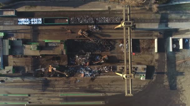 Drone acima vista sobre vagão ferroviário cheio de sucata de metal. Reciclagem de metais — Vídeo de Stock