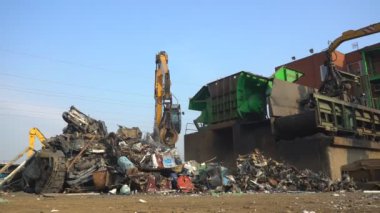 Mekanik kapmak bir scrapyard, metalik atık geri dönüşüm için bir vinç çalışma