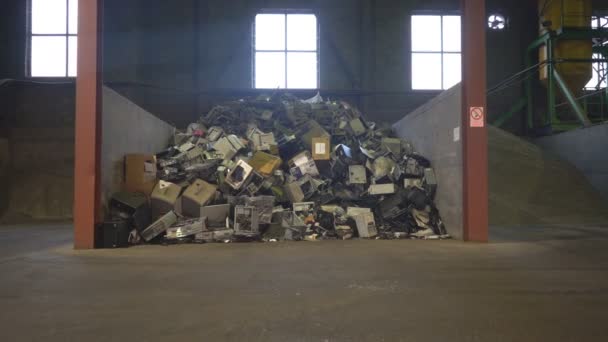 Berg von recyceltem Metall auf Lager — Stockvideo