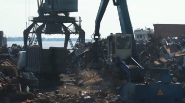 İskelede hurda metal yükleme