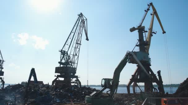 Local de reciclagem de metais sobre céu azul, comboio de mercadorias, navio e sucata de metal no porto — Vídeo de Stock