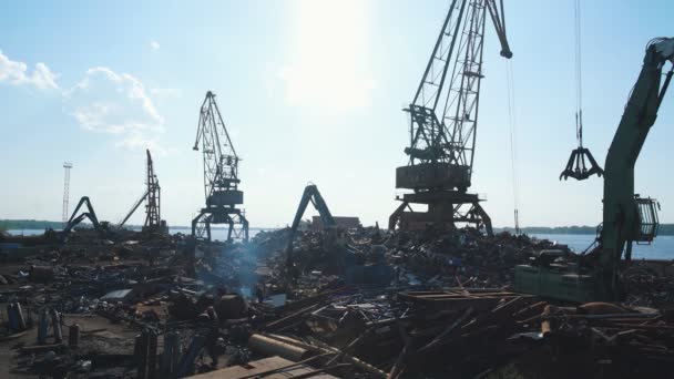 La empresa de transformación de metales, tren de mercancías, buque y chatarra en el puerto — Vídeos de Stock