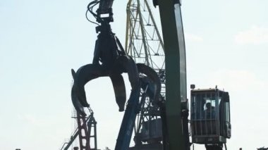 Nehir limanı olarak hurda metal yükleme