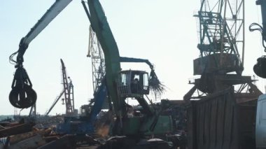 Temel Nehri üzerindeki vinçler ile hurda Sanayi