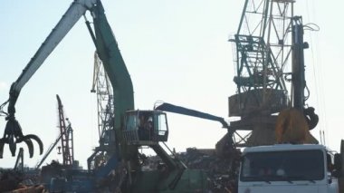 Geri dönüşüm, hurda metal gemi yükleme. Rusya. Samara bağlantı noktası