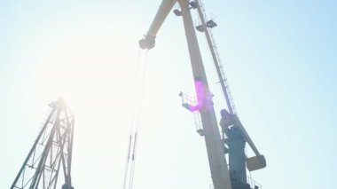 Yükleyici harbor, yük treni, limanda gemi ve hurda metal hurda gemi