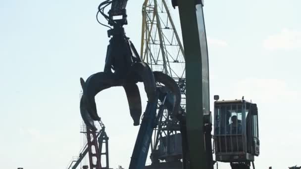 Carga de chatarra en el puerto fluvial — Vídeos de Stock