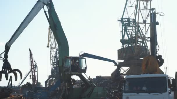 Reciclagem, carregamento de sucata de metal no navio. A Rússia. Porto de samara — Vídeo de Stock