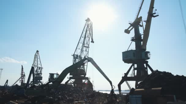 Der Betrieb von Metallverarbeitung, Güterzug, Schiff und Schrott im Hafen — Stockvideo