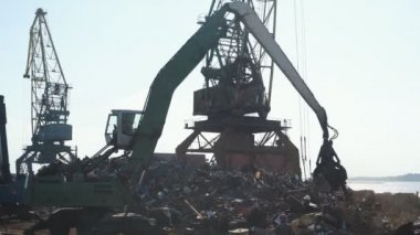 Yükleyici harbor, yük treni, limanda gemi ve hurda metal hurda gemi