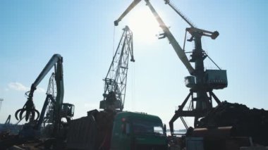 Gemi yükleyici hurda harbor, mavi gökyüzü, yük treni, limanda gemi ve hurda metal metal geri dönüşüm Makinası
