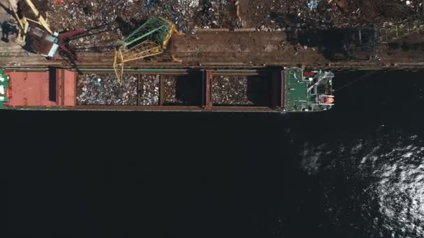 Воздушное видео промышленного лома с причалом лодочных танкеров — стоковое видео