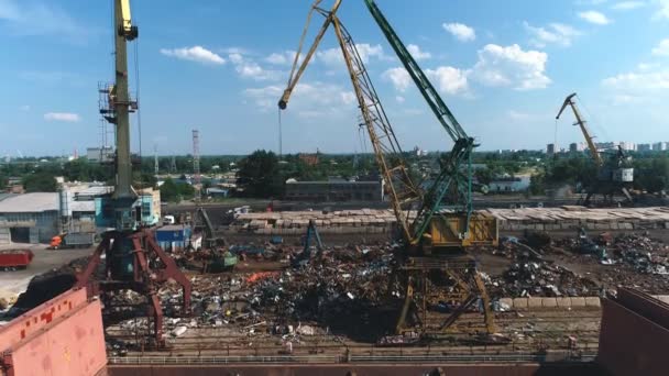 Chatarra, grúa y tren en puerto — Vídeo de stock