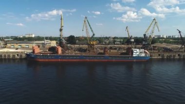 geri dönüşüm, hurda metal gemide bir bağlantı noktası üzerinden yükleme üzerinde havadan görünümü