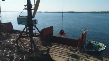 Hava ort Vinç Yük hurda metal tekne, gemi yükleyici hurda Harbor, havadan görünümü içine çekim yük treni, gemi ve liman metal hurda