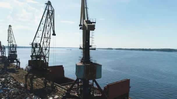 Vista aérea en el sitio de reciclaje de metal sobre el cielo azul, tren de mercancías, barco y chatarra en el puerto — Vídeos de Stock