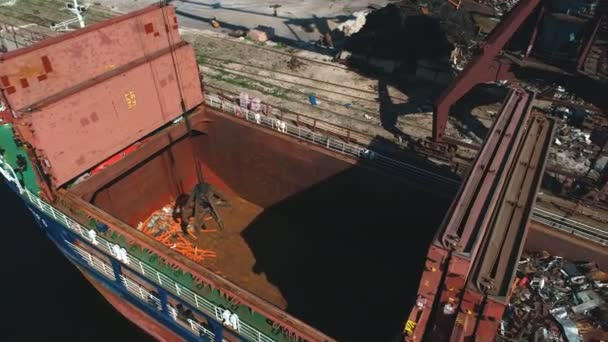 Tir aérien grue bâbord charge la ferraille dans le bateau — Video