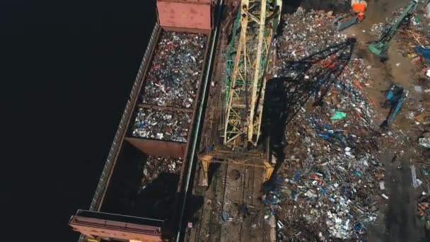 Chatarra patio y grúa en puerto marítimo, materiales de reciclaje — Vídeo de stock