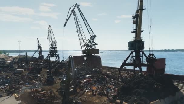 Vista aérea no porto marítimo, guindastes portuários, guindaste pórtico — Vídeo de Stock