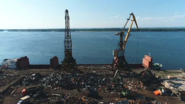 クレーン 貨物船 ヴォルガ川 リサイクル スクラップ船の中の読み込みの空中写真の背景と海港を取引の空中写真 — ストック動画