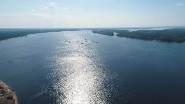 Vista aérea sobre el río Volga y el samara — Vídeo de stock