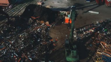 Yükleme nehir limanı, bağlantı noktası terminal toplu kargo gemisi olarak hurda metal üzerinde havadan görünümü