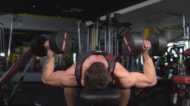 büyük kas trenler jimnastik egzersizleri ile yakışıklı adam