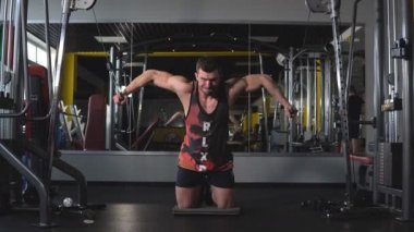 vücut geliştirmeci adam, egzersiz spor salonunda pektoral kaslar egzersiz makinesi ile gerçekleştirmek
