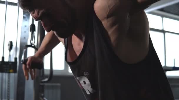 英俊的运动男子在健身房的交叉训练机中锻炼 — 图库视频影像