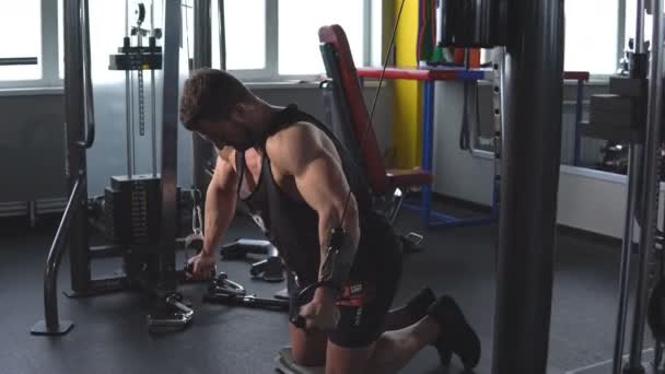 Culturista chico, realizar ejercicio con máquina de ejercicio en los músculos pectorales, en el gimnasio — Vídeo de stock