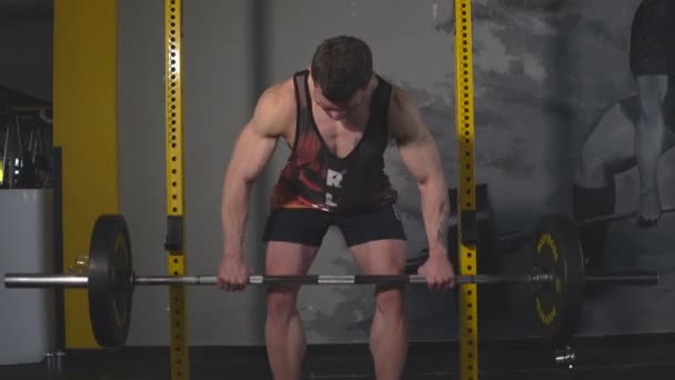 Strong vousatých Tetovaný muž na crossfit posilovna zrušení barbell. — Stock video