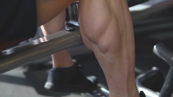 Manliga kroppsbyggare gör tung vikt övning för ben — Stockvideo