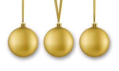 Altın Noel topları. Gerçekçi Noel süslemeleri beyaz arka plan üzerinde izole ipek kurdele ile topları