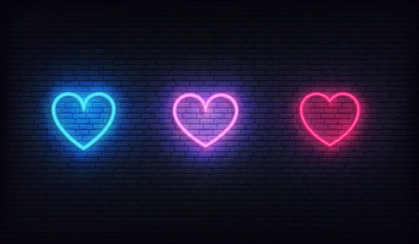 Набор неоновых икон сердца. Светящиеся красные, фиолетовые и голубые сердца — стоковый вектор