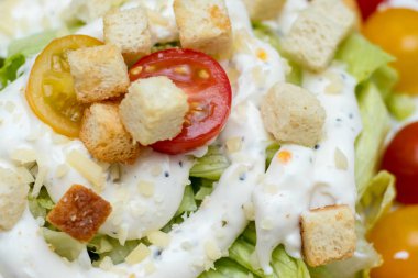 Kıyılmış Salata domates ekmek ve mayonez arka plan ile yakın çekim