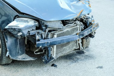 Brokenbumper ve farlar ile düşen siyah araba