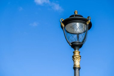 Mavi gökyüzü üzerinde Vintage lamba sonrası yakın çekim