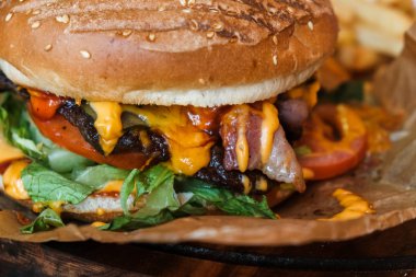 Hamburger yakın çekim. Taze ve lezzetli.