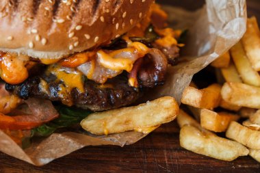 Hamburger patates kızartması ile yakın çekim. Taze ve lezzetli.