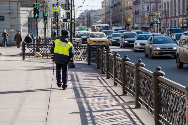 Russian Police Officer Patrolling Street Saint Petersburg April 2018 — Stock Photo, Image