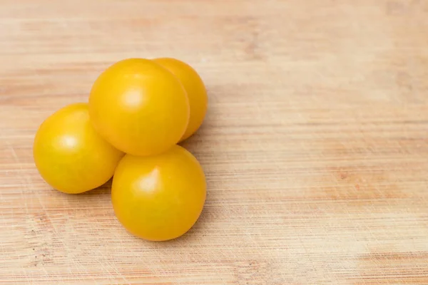 Tomates Jaunes Mûres Sur Fond Bois Concept Alimentation Saine — Photo