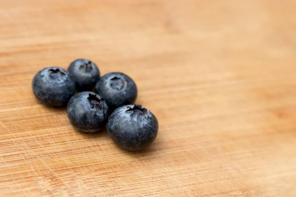 Matang Blueberry Close Latar Belakang Kayu Dengan Ruang Terbuka Satu — Stok Foto