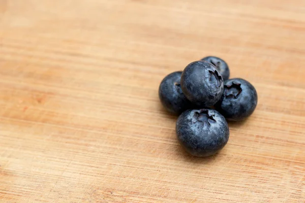 Matang Blueberry Close Latar Belakang Kayu Dengan Ruang Terbuka Satu — Stok Foto